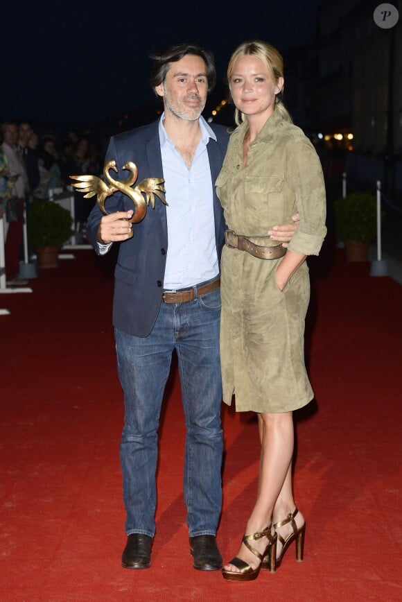 Emmanuel Mouret, Swann d'Or pour le meilleur film "Caprice" et Virginie Efira qui joue dans son film - Remise des prix pendant la soirée de clôture du 29ème Festival de Cabourg le 13 juin 2015.