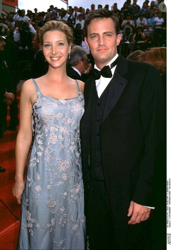 Lisa Kudrow et Matthew Perry lors des Emmy Awards 1997