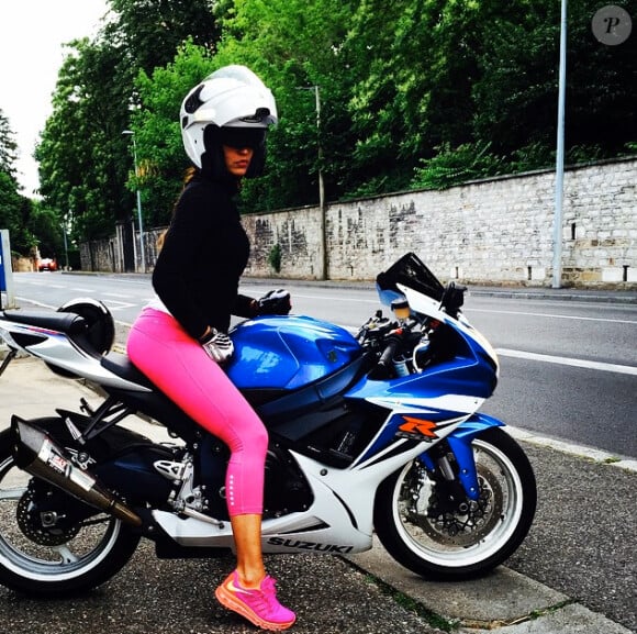 Julie Ricci (Secret Story 4) : Quand elle chevauche sa moto, elle séduit la Toile