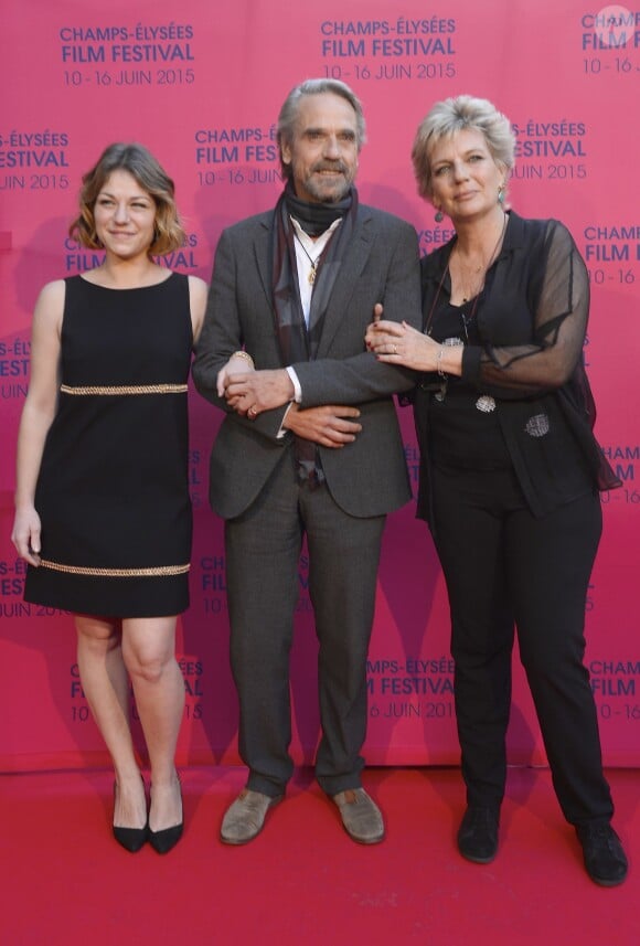 Emilie Dequenne (habillée en Paule Ka et en bijoux Van Cleef & Arpels), Jeremy Irons et Sophie Dulac - Soirée de clôture du 4e Champs Elysées Film Festival à Paris le 16 juin 2015