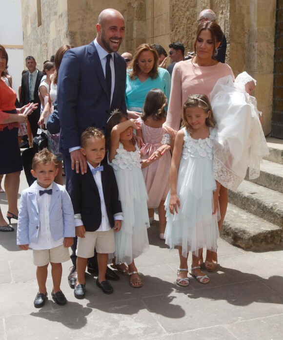 Pepe Reina, sa femme Yolanda et leurs enfants à Cordoue le 14 juin 2015 pour le baptême de leur fille Sira (6 mois). 