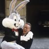 Guy Piérauld pose avec Bugs Bunny à Paris en septembre 1990.
