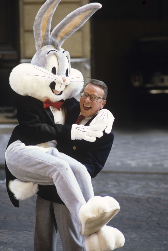 Guy Piérauld pose avec Bugs Bunny à Paris en septembre 1990.