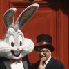 Guy Piérauld pose avec Bugs Bunny à Paris en septembre 1990