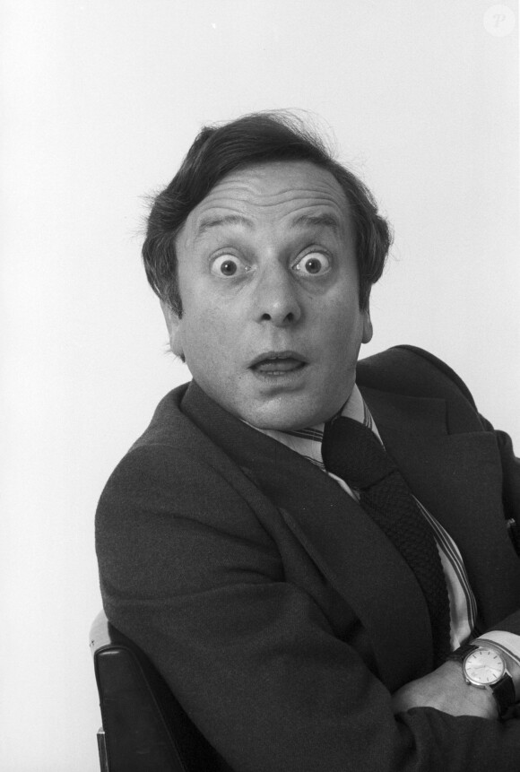 Guy Piérauld pose dans un studio à Paris, le 7 octobre 1975
