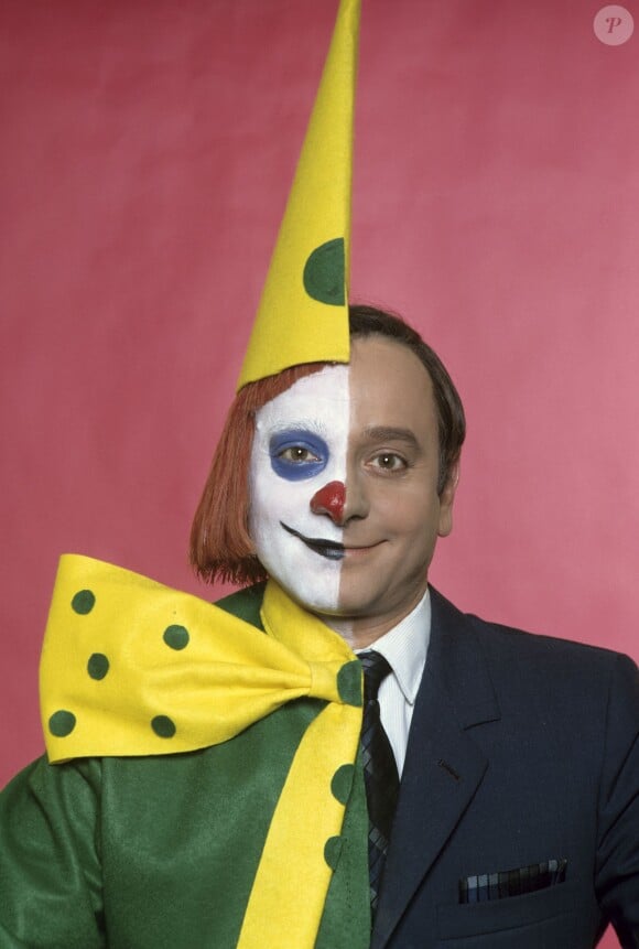 Guy Piérauld, déguisé en clown (moitié du corps) en studio, à Paris, le 14 novembre 1968.