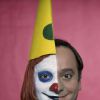 Guy Piérauld, déguisé en clown (moitié du corps) en studio, à Paris, le 14 novembre 1968. 
