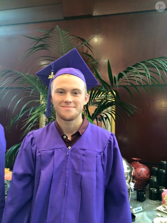 Nancy Castellaw a ajouté une photo de son fils Chester alors qu'il reçoit son diplôme, sur Facebook le 12 juin 2015