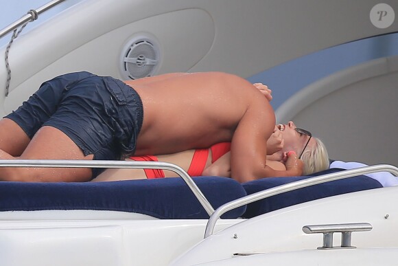 Le footballeur Maxi Lopez et sa chérie Daniela Christiansson en vacances à Ibiza, le 14 juin 2015.