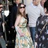 L'actrice Emilia Clarke (Game of Thrones) quitte l'hôtel Four Seasons George V sur des béquilles à Paris le 19 juin 2015