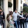 L'actrice Emilia Clarke (Game of Thrones) quitte l'hôtel Four Seasons George V sur des béquilles à Paris le 19 juin 2015.