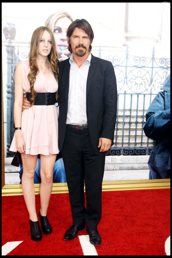 Josh Brolin (ex-compagnon de Diane Lane) et Eleanor (fille de Diane Lane et Christophe Lambert) lors de l'avant-première du film Eat, Pray, Love à New York le 10 août 2010