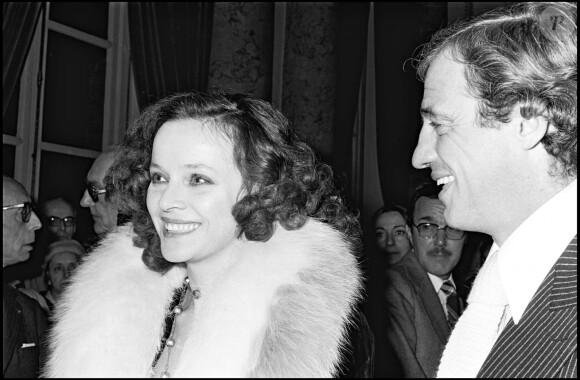 Jean-Paul Belmondo et Laura Antonelli à Paris, le 19 novembre 1976.