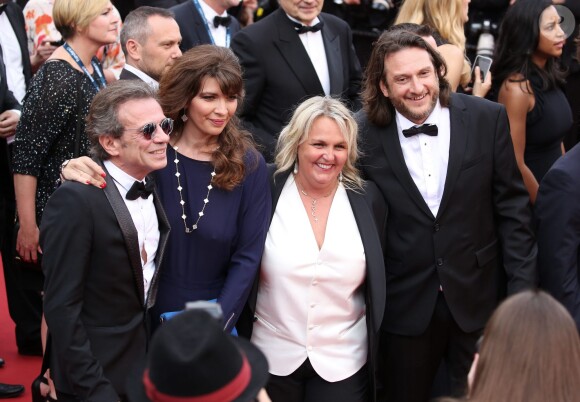 Philippe Manoeuvre, sa femme Candice de la Richardière (bijoux Van Cleef & Arpels), Valérie Damidot et son compagnon Régis - Montée des marches du film "Mad Max : Fury Road" lors du 68e Festival International du Film de Cannes, à Cannes le 14 mai 2015.