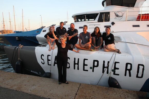 Exclusif - Prix Spécial - No Web No Blog - Brigitte Bardot pose avec l'équipage de Brigitte Bardot Sea Shepherd, le célèbre trimaran d'intervention de l'organisation écologiste, sur le port de Saint-Tropez, le 26 septembre 2014 en escale pour 3 jours à deux jours de ses 80 ans.