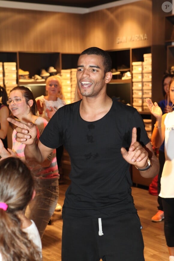 Brahim Zaibat donnait un cours de danse à quelques privilégiés heureux chez San Marina à Villeneuve d'Ascq le 19 juin 2015, dans le cadre de la promotion des 3 Mousquetaires