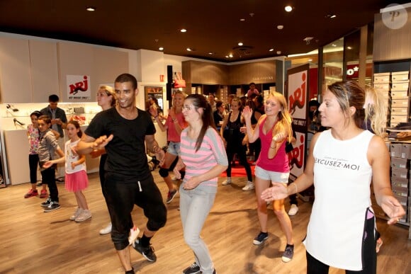 Brahim Zaibat donnait un cours de danse à quelques privilégiés heureux chez San Marina à Villeneuve d'Ascq le 19 juin 2015, dans le cadre de la promotion des 3 Mousquetaires
