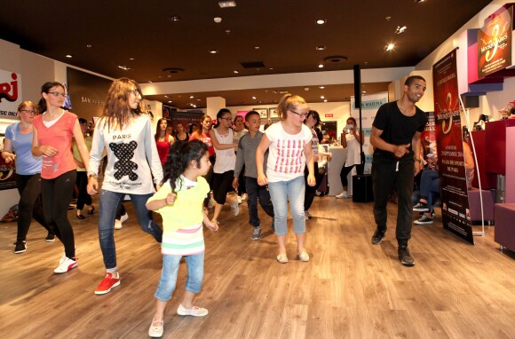 Brahim Zaibat donnait un cours de danse à quelques privilégiés heureux chez San Marina à Villeneuve d'Ascq le 19 juin 2015, dans le cadre de la promotion des 3 Mousquetaires