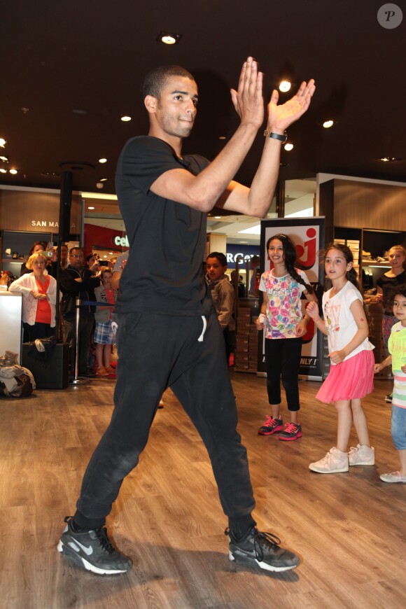 Brahim Zaibat donnait un cours de danse à quelques privilégiés heureux chez San Marina à Villeneuve d'Ascq le 19 juin 2015, dans le cadre de la promotion des 3 Mousquetaires