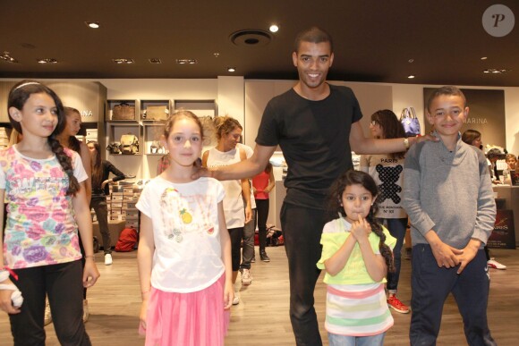 Brahim Zaibat donnait un cours de danse à quelques privilégiés heureux chez San Marina à Villeneuve d'Ascq le 19 juin 2015, dans le cadre de la promotion des 3 Mousquetaires