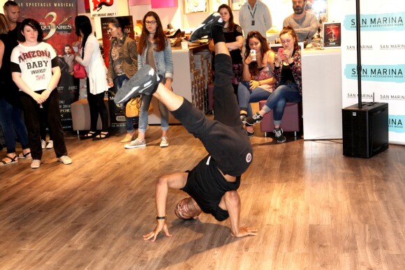 Brahim Zaibat donnait un cours de danse à quelques privilégiés heureux chez San Marina à Villeneuve d'Ascq le 19 juin 2015, dans le cadre de la promotion des 3 Mousquetaires