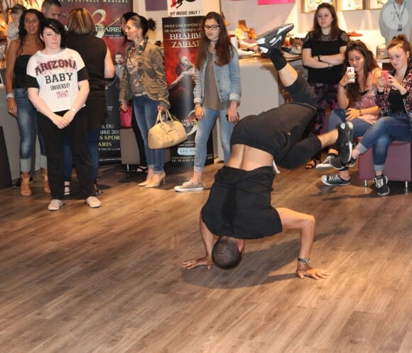 Brahim Zaibat donnait un cours de danse à quelques privilégiés heureux chez San Marina à Villeneuve d'Ascq le 19 juin 2015, dans le cadre de la promotion des 3 Mousquetaires