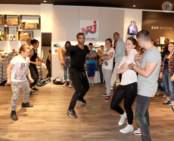 Brahim Zaibat donnait un cours de danse à quelques privilégiés heureux chez San Marina à Villeneuve d'Ascq le 19 juin 2015, dans le cadre de la promotion des 3 Mousquetaires