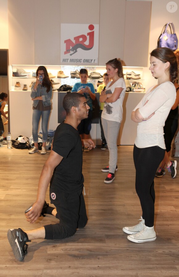 Brahim Zaibat donnait un cours de danse à quelques privilégiés heureux chez San Marina à Villeneuve d'Ascq le 19 juin 2015, dans le cadre de la promotion des 3 Mousquetaires