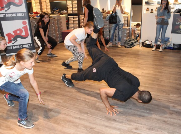 Brahim Zaibat donnait un cours de danse à quelques privilégiés heureux chez San Marina à Villeneuve d'Ascq le 19 juin 2015, dans le cadre de la promotion des 3 Mousquetaires