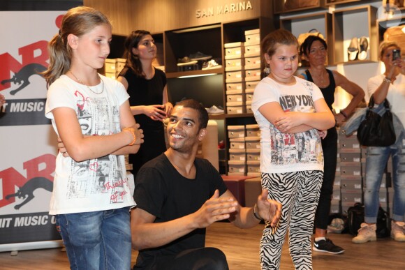 Brahim Zaibat donnait un cours de danse à quelques privilégiés heureux chez San Marina à Villeneuve d'Ascq le 19 juin 2015, dans le cadre de la promotion des 3 Mousquetaires