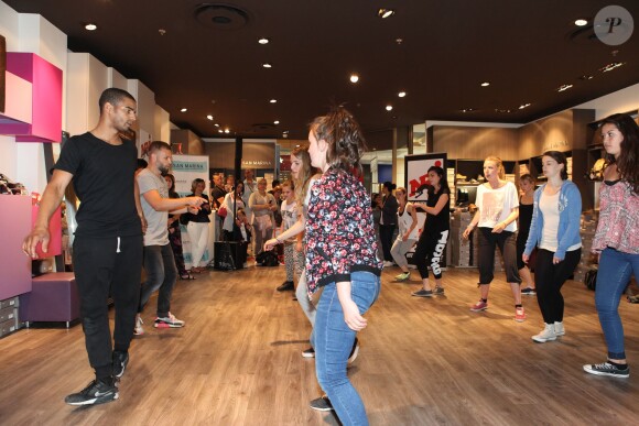 Brahim Zaibat donnait un cours de danse à quelques privilégiés heureux chez San Marina à Villeneuve d'Ascq le 19 juin 2015, dans le cadre de la promotion des 3 Mousquetaires