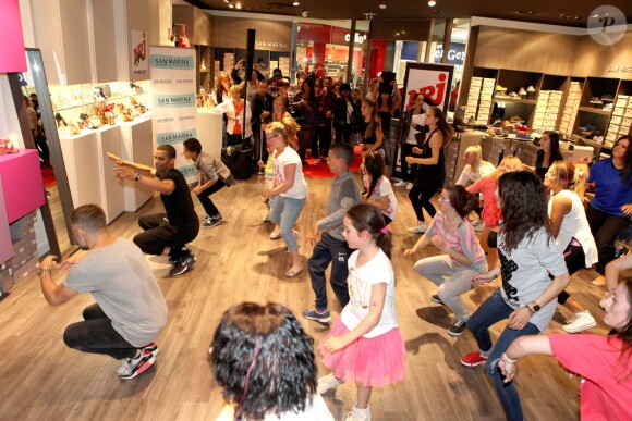 Brahim Zaibat donnait un cours de danse à quelques privilégiés heureux chez San Marina à Villeneuve d'Ascq le 19 juin 2015, dans le cadre de la promotion des 3 Mousquetaires