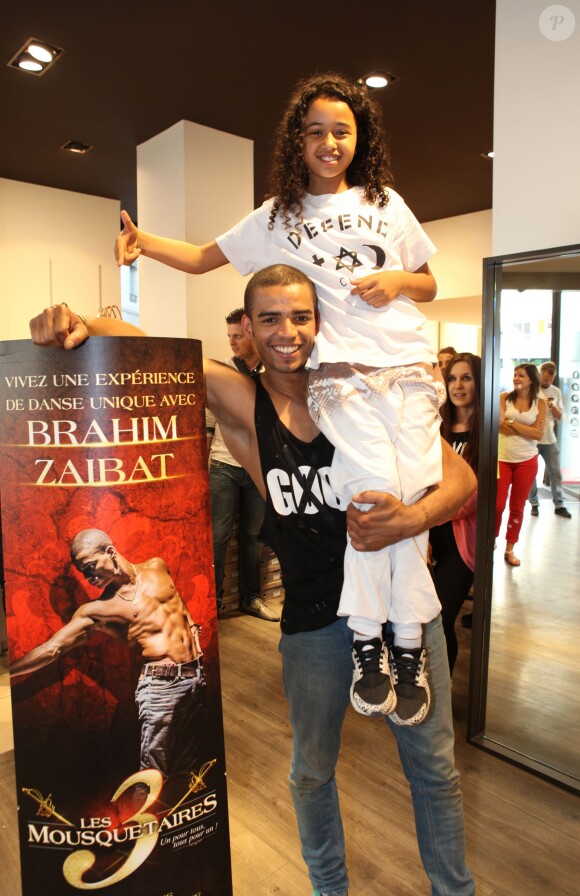 Brahim Zaibat donnait un cours de danse à quelques privilégiés heureux chez San Marina à Villeneuve d'Ascq le 19 juin 2015, dans le cadre de la promotion des 3 Mousquetaires