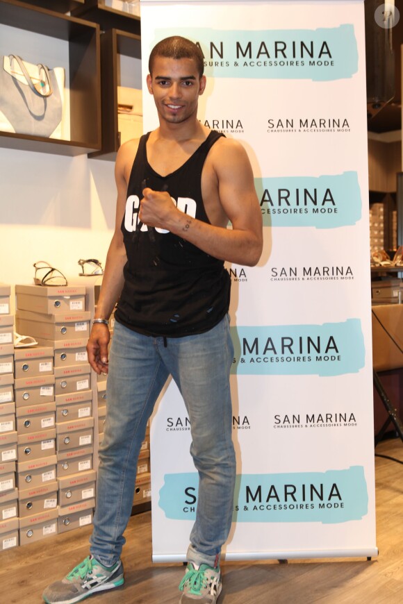 Brahim Zaibat donne un cours de danse réservé à quelques heureux chez San Marina à Lyon le 17 juin 2015, au son des 3 Mousquetaires