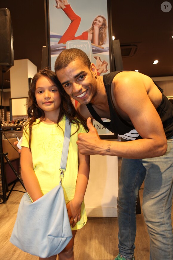 Brahim Zaibat donne un cours de danse réservé à quelques heureux chez San Marina à Lyon le 17 juin 2015, au son des 3 Mousquetaires