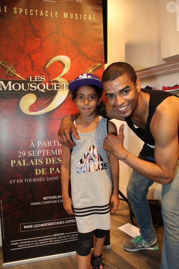 Brahim Zaibat donne un cours de danse réservé à quelques heureux chez San Marina à Lyon le 17 juin 2015, au son des 3 Mousquetaires