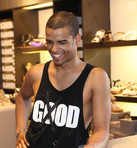 Brahim Zaibat donne un cours de danse réservé à quelques heureux chez San Marina à Lyon le 17 juin 2015, au son des 3 Mousquetaires
