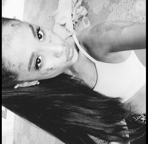 Ariana Grande le visage maculé de faux sang, sur le tournage de Scream Queens - Juin 2015