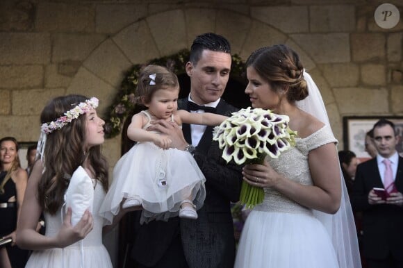 José Callejón et Marta Ponseti lors de leur mariage, avec leur petite India à Torrelodones, à Madrid le 19 juin 2015