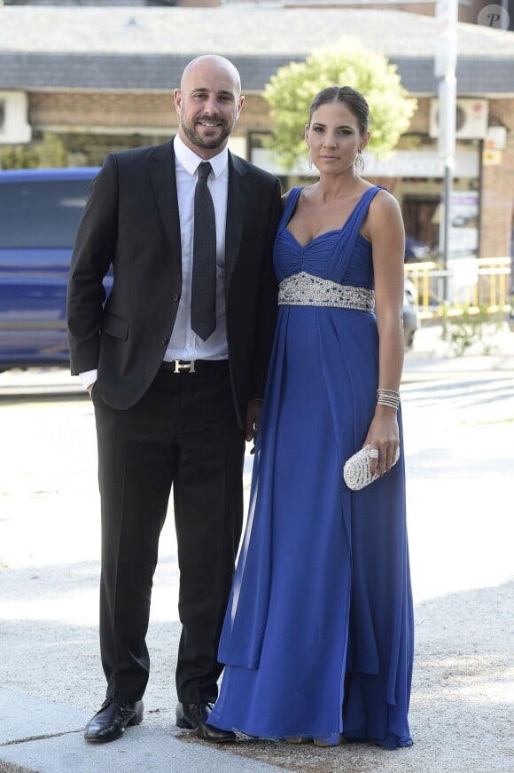 Pepe Reina et sa femme Yolanda Ruiz lors du mariage de José Callejón et Marta Ponseti à Torrelodones, à Madrid le 19 juin 2015