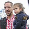 Franck Ribéry du Bayern Munich avec son fils Saif el Islam à l'Oktoberfest à Munich le 6 octobre 2013.