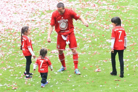 Franck Ribéry célèbre le titre du Bayern Munich ses enfants, le 11 mai 2013 à l'Allianz Arena de Munich.