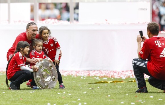 Franck Ribéry célèbre le titre du Bayern Munich avec ses enfants, le 11 mai 2013 à l'Allianz Arena avant de rejoindre le centre ville de Munich.