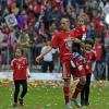 Franck Ribéry avec ses filles et son petit garçon, lors du titre de champion d'Allemagne du Bayern de Munich, le 11 mai 2013 à l'Allianz Arena de Munich,le 11 mai 2013