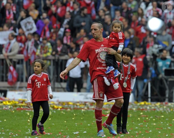Franck Ribéry avec ses filles et son petit garçon, lors du titre de champion d'Allemagne du Bayern de Munich, le 11 mai 2013 à l'Allianz Arena de Munich,le 11 mai 2013