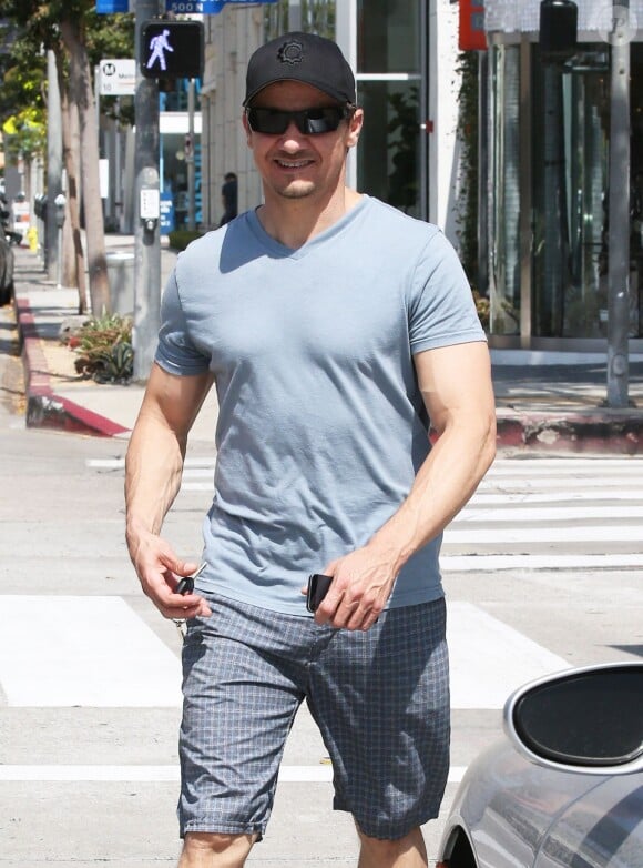 Jeremy Renner se promène dans les rues de Los Angeles le 25 juin 2014.
