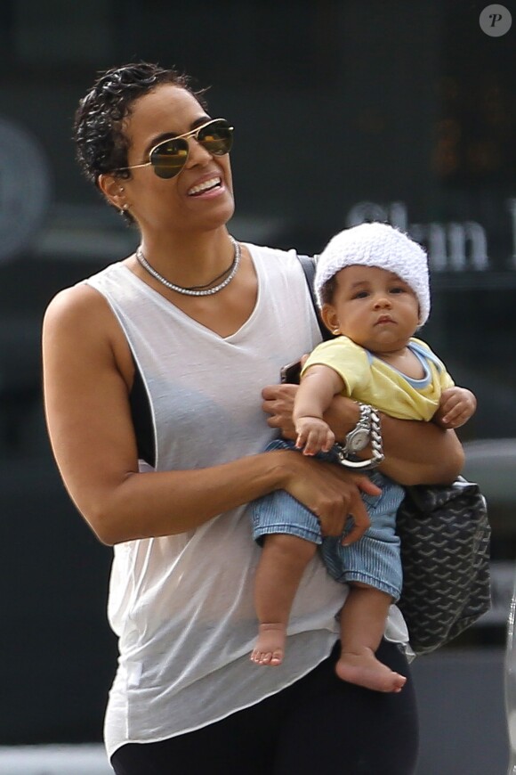 Genesis (6 mois) dans les bras d'une proche de sa maman Alicia Keys, lors d'une balade à West Hollywood. Los Angeles, le 30 juin 2015.