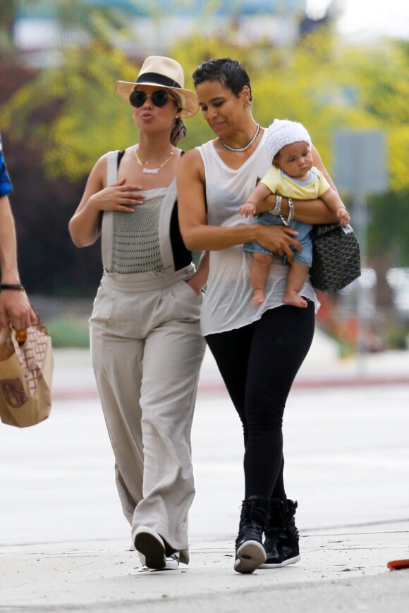 Alicia Keys se promène avec son fils Genesis, 6 mois. Los Angeles, le 30 juin 2015.