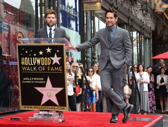 Paul Rudd, Adam Scott - Paul Rudd recevant son étoile sur le Walk of Fame à Hollywood, le 1er juillet 2015
