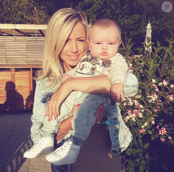 Stéphanie Clerbois en Croatie avec son baby Lyam. Juin 2015.